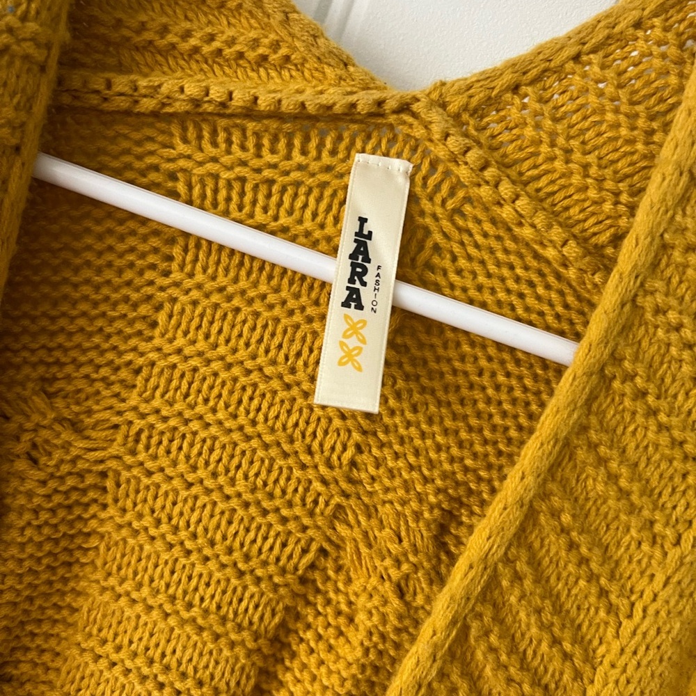Lara oversized mustard cardigan sweater. Size M/L. No closure, layering cardigan